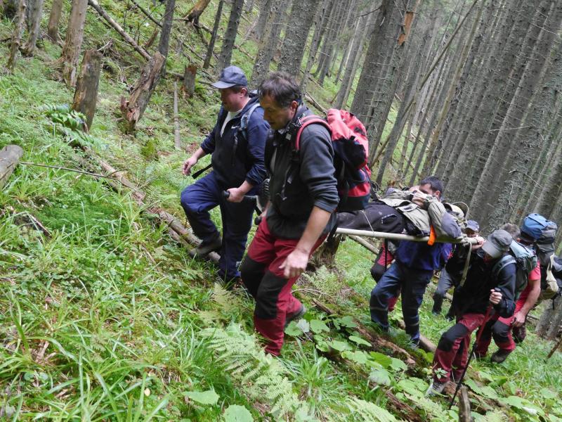 Результат пошуку зображень за запитом "гірські рятувальники знесли туриста"
