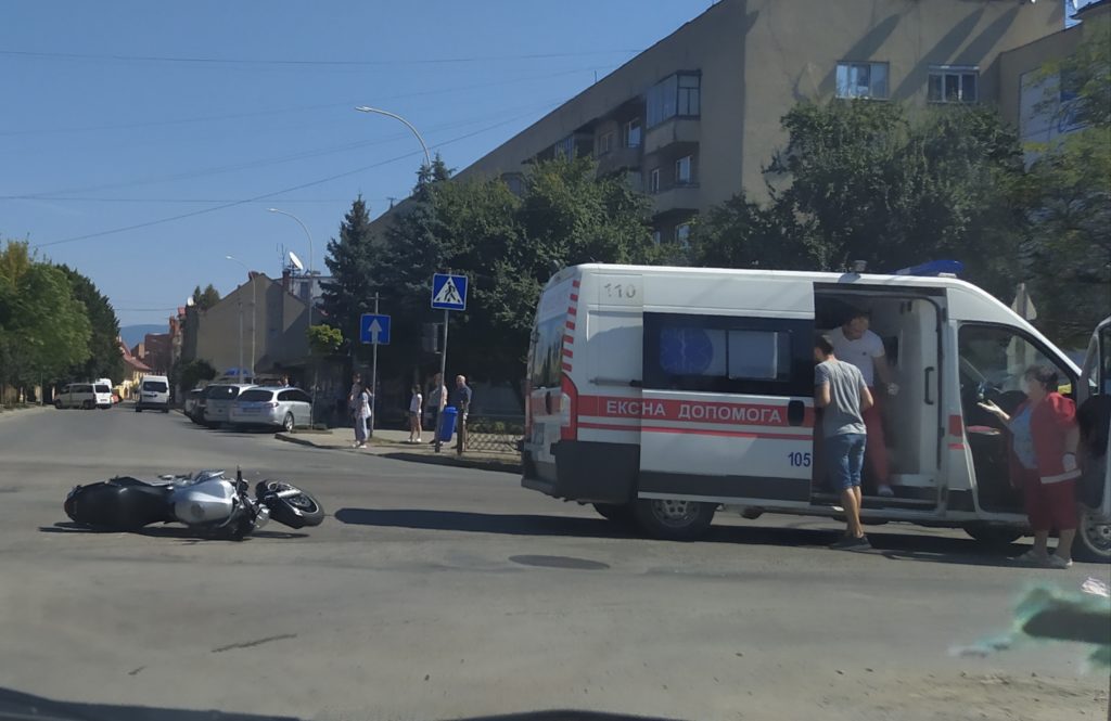 В Ужгороді мотоцикліст потрапив під колеса мікроавтобуса (фото)