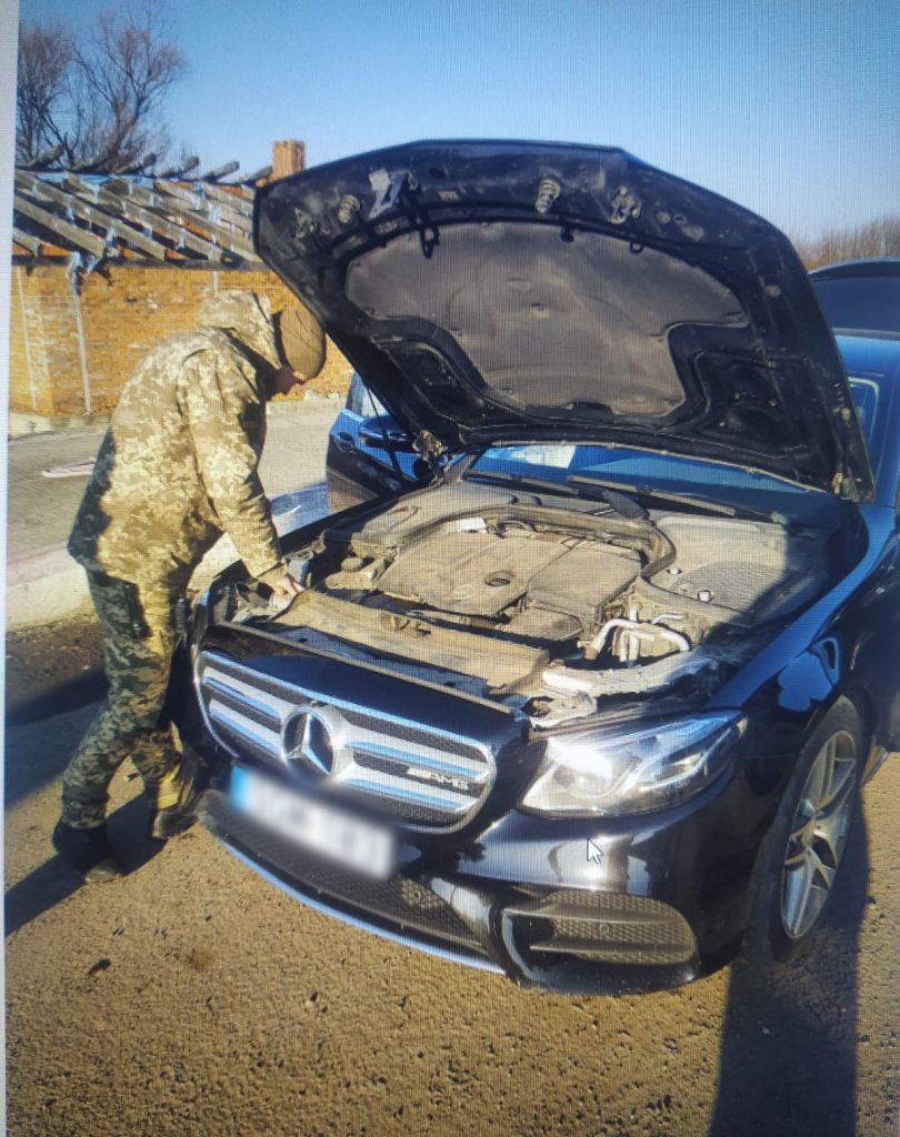 Розшукуване Інтерполом авто затримали прикордонники на Закарпатті (ФОТО)