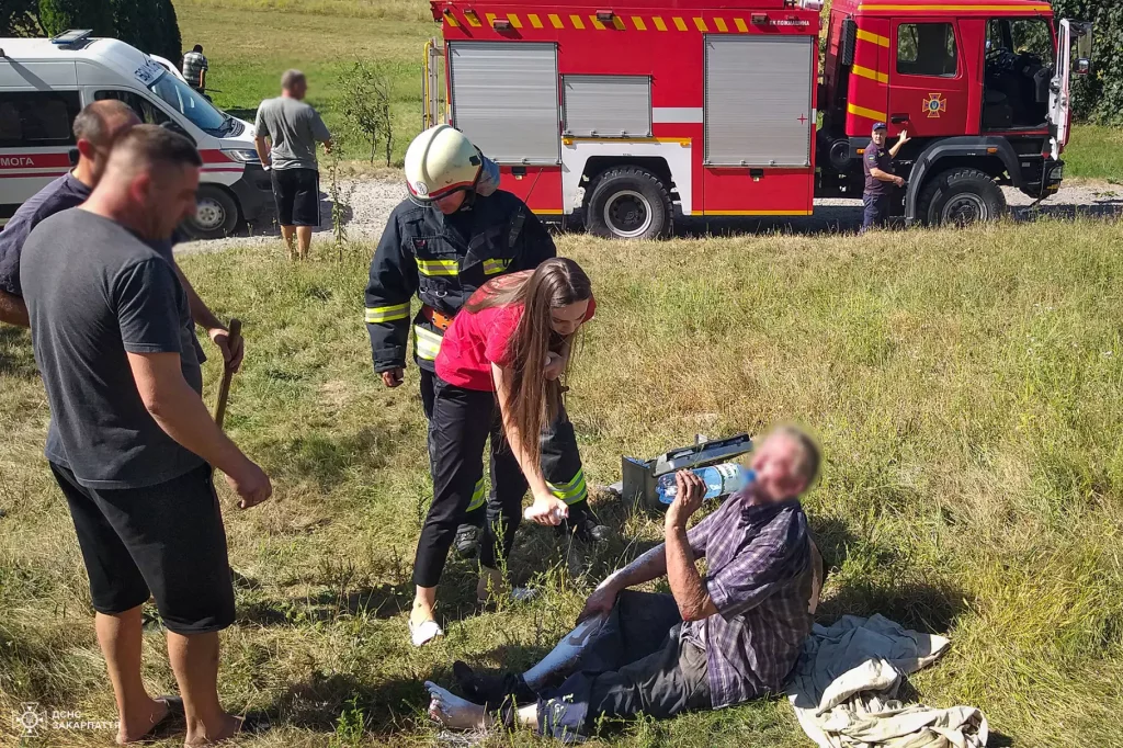 На Хустщині при спалюванні сухостою травмувався 75-річний чоловік