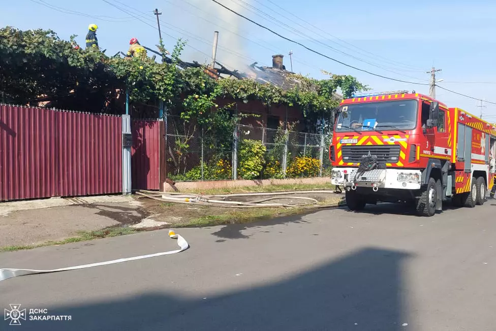 В Ужгороді горів житловий будинок. Пожежу ліквідували бійці ДСНС міста