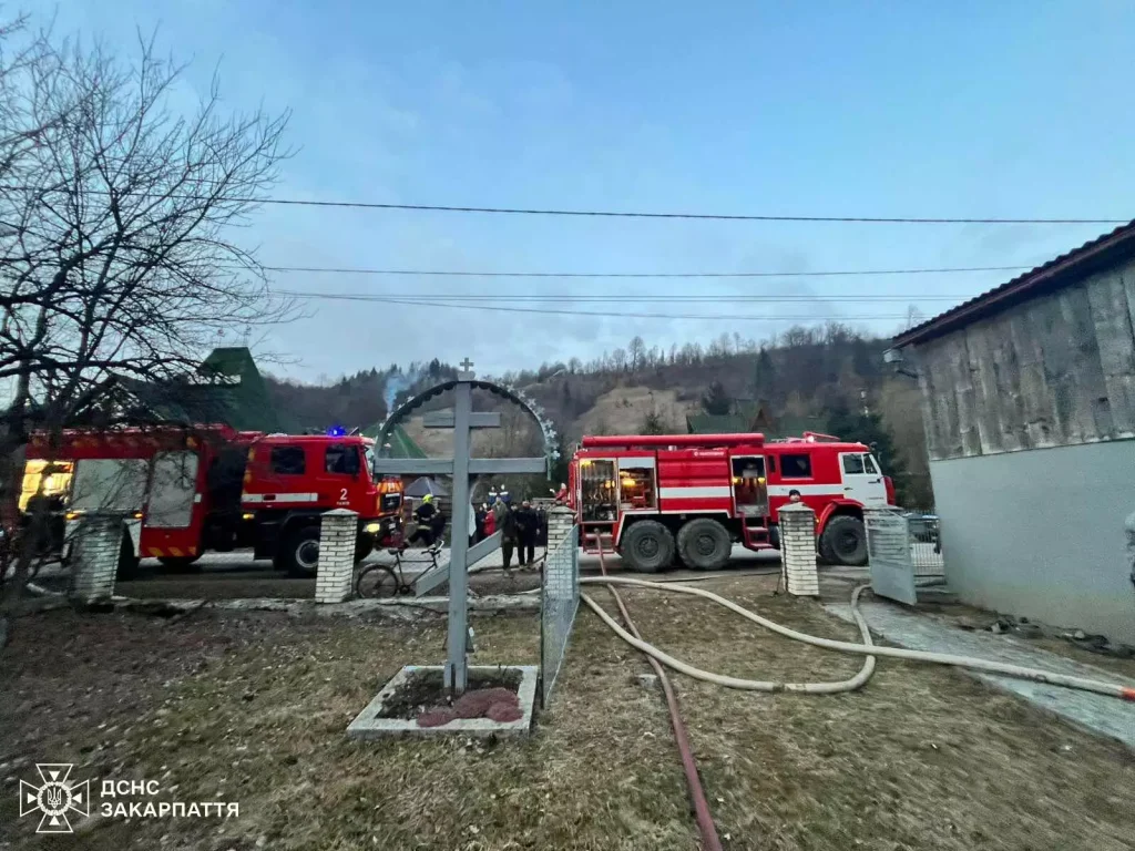 Рахівські рятувальники ліквідували значну пожежу у житловому будинку