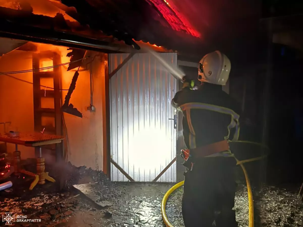 На Мукачівщині рятувальники ліквідували пожежу в гаражі та запобігли перекиданню вогню на житловий будинок