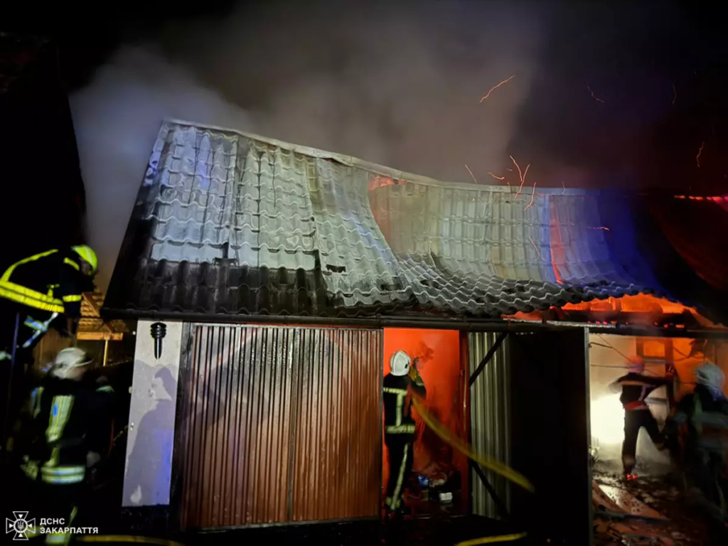 На Мукачівщині рятувальники ліквідували пожежу в гаражі та запобігли перекиданню вогню на житловий будинок