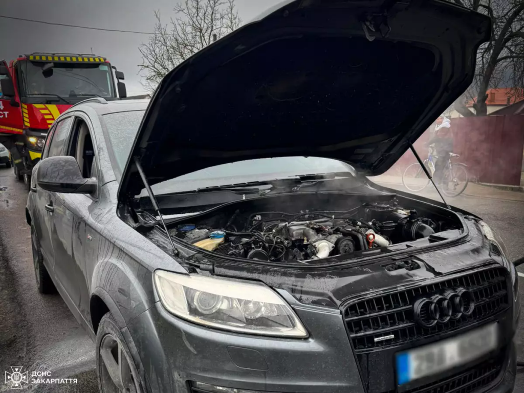 У селі Іза під час руху загорівся автомобіль Audi Q7