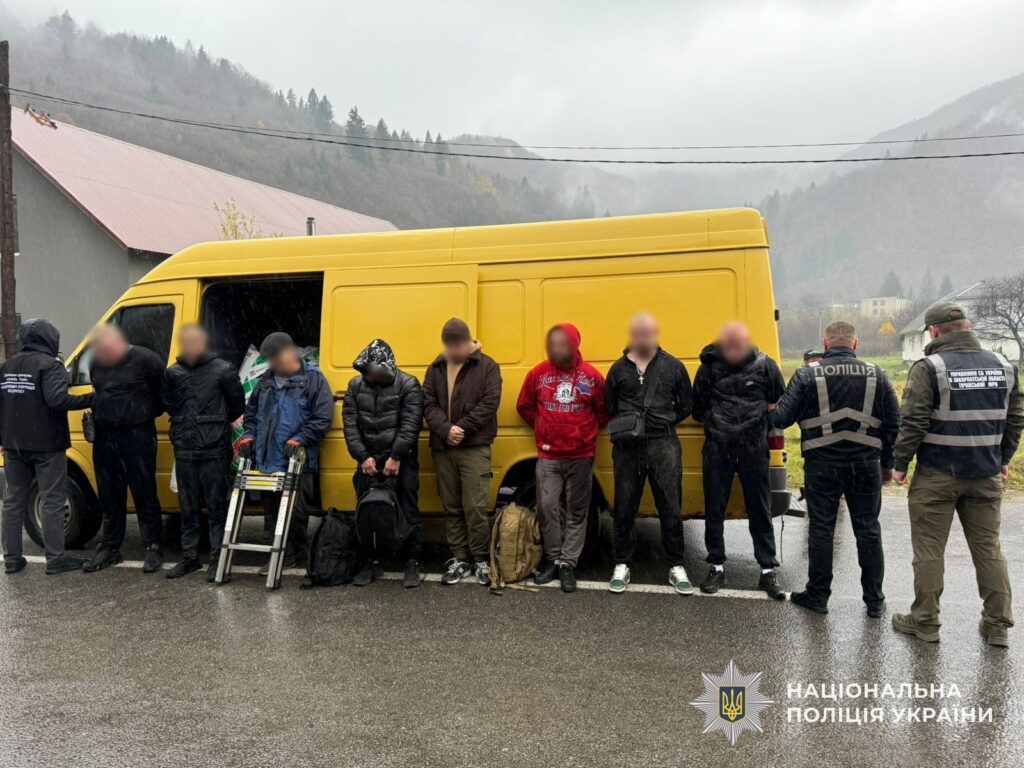 На Рахівщині переправники перевозили військовозобов’язаних в мікроавтобусі під будматеріалами
