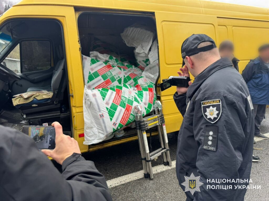 На Рахівщині переправники перевозили військовозобов’язаних в мікроавтобусі під будматеріалами