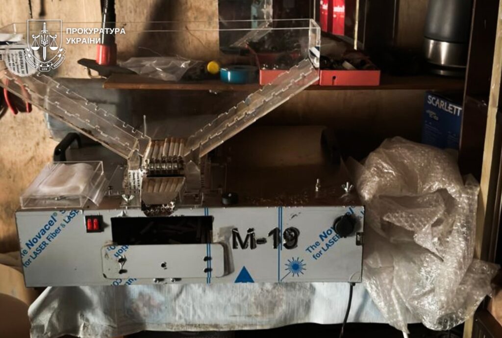 Судитимуть ужгородця, який в гаражі облаштував нелегальний тютюновий цех