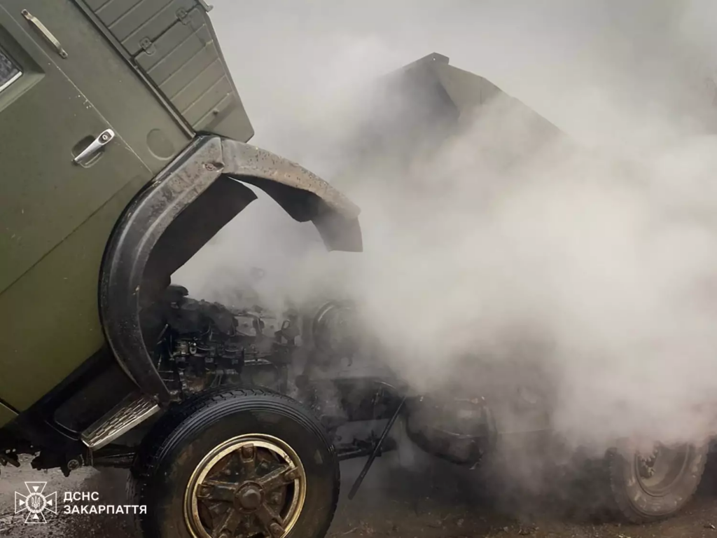 На Хустщині під час руху загорівся вантажний КАМАЗ