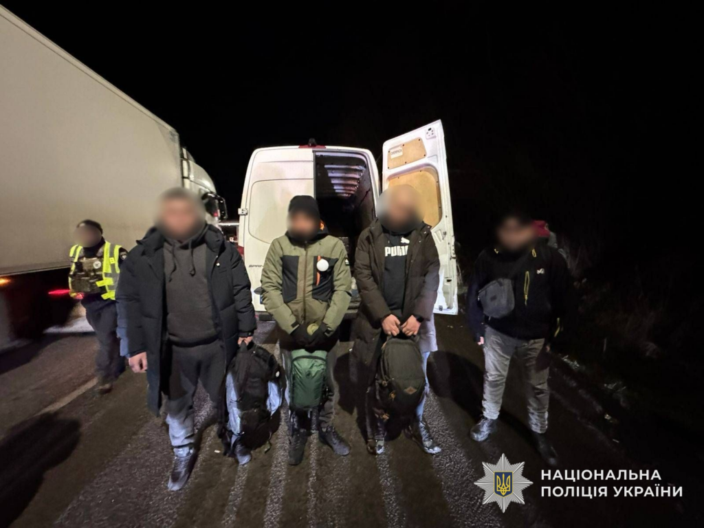 На в’їзді до Закарпаття затримали переправника військовозобов’язаних, який віз чоловіків під виглядом опломбованого вантажу