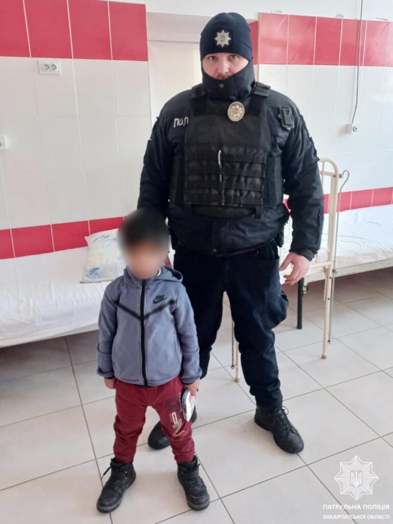 У Мукачеві патрульні знайшли малолітнього хлопчика, який залишився без нагляду