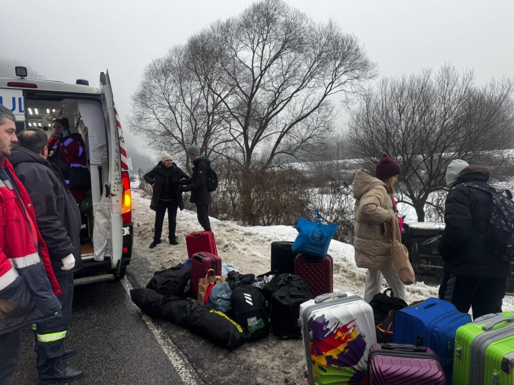 На Закарпатті перекинувся автобус з дітьми, є постраждалі