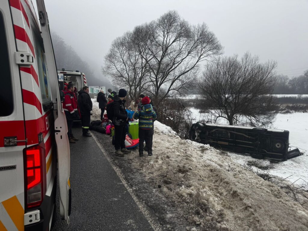На Закарпатті перекинувся автобус з дітьми, є постраждалі