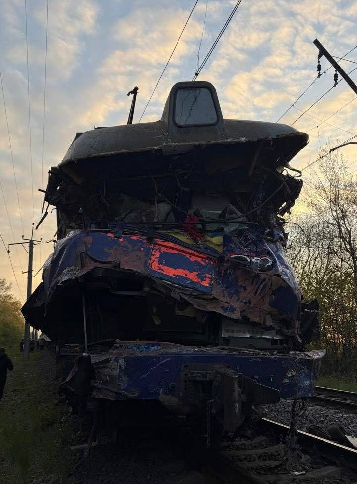 153161