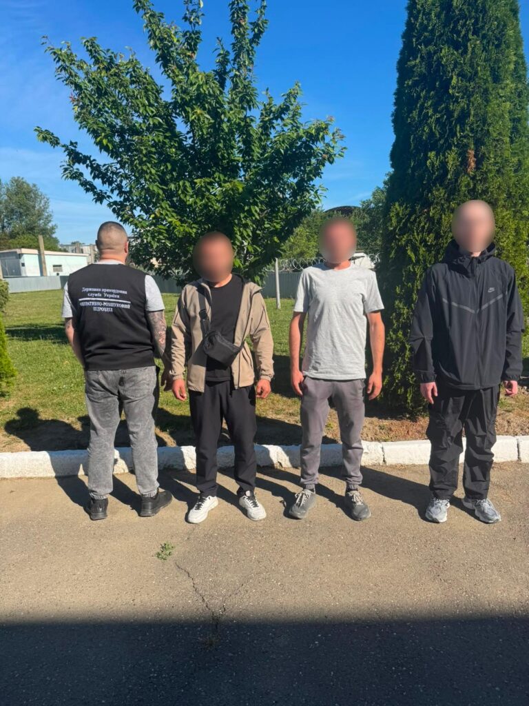 Закарпатьскі прикордонники викрили три канали незаконного переправлення осіб через кордон